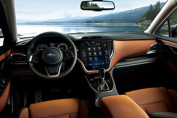Nội thất Subaru Outback thế hệ mới có sự lột xác toàn diện. Bên trong trang bị ghế ngồi bọc da Nappa. Ghế lái chỉnh điện 10 hướng, ghế phụ chỉnh 8 hướng. Hàng ghế sau gập 60:40 và có bệ tỳ tay ở giữa ghế sau với ngăn đựng cốc nước.