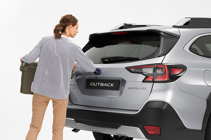 Xe sử dụng hệ khung gầm toàn cầu Subaru (SGP) mới nhất với cấu trúc khung trong liền mạch toàn bộ và hệ dẫn động 4 bánh toàn thời gian đối xứng SAWD, là những đặc trưng nổi bật (DNA) của Subaru giúp xe có khả năng xử lý lái và độ ổn định xuất sắc. Outback còn được trang bị động cơ Boxer phun nhiên liệu trực tiếp thế hệ mới cho phép xe tăng tốc từ 0 đến 100km/h chỉ trong 10.2 giây.