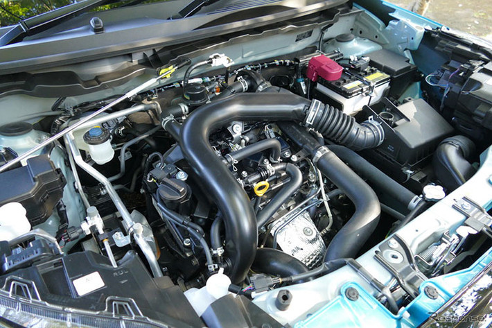 Dưới nắp capo của Raize 2021 là khối động cơ tăng áp 1.0L, 3 xy-lanh. Cỗ máy náy có khả năng sản sinh công suất tối đa 97 mã lực tại 6000 vòng/phút, mô men xoắn cực đại 140 Nm tại 2400-4000 vòng/phút. Theo lời giới thiệu từ nhà sản xuất, việc trải dài dãy mô men xoắn sẽ giúp Toyota Raize tăng tốc nhanh ở tốc độ thấp.