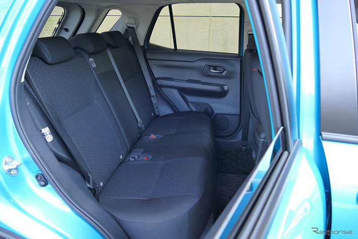 Điểm cộng lớn của Toyota Raize 2021 còn ở khoang hành lý khá rộng rãi với dung tích lên tới 369 lít. Nếu cần thêm không gian, chủ nhân có thể linh động gập hàng ghế sau để tăng không gian chứa đồ.