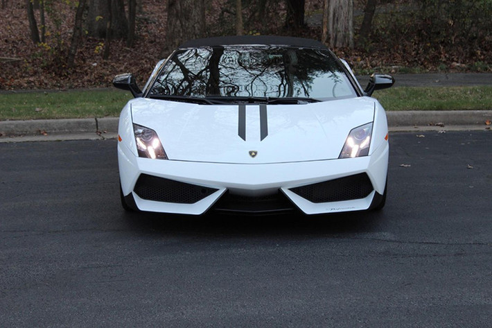 Lamborghini Gallardo về Việt Nam là phiên bản LP570-4 Spyder Performante, nó xuất hiện khá bí mật sau khi được một doanh nhân Hải Phòng đặt mua. Đây cũng là chiếc siêu xe mui trần Lamborghini Gallardo thứ 2 có mặt tại dải đất hình chữ S. Chiếc đầu tiên thuộc phiên bản Lamborghini Gallardo LP560-4 Spyder nâng cấp.