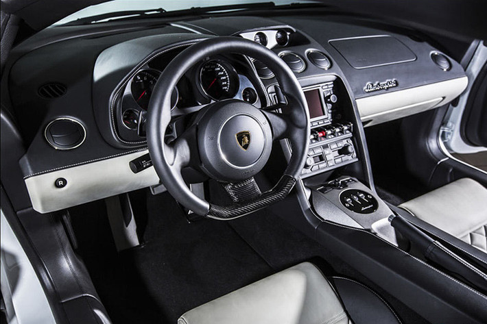 Điểm khác biệt so với chiếc siêu xe Lamborghini Gallardo LP570-4 Superleggera độc nhất Việt Nam đó chính là việc siêu xe Lamborghini Gallardo LP570-4 Spyder Performante có mái nhà bằng mui xếp mềm có thể đóng hoặc mở mui chỉ trong thời gian 16 giây.