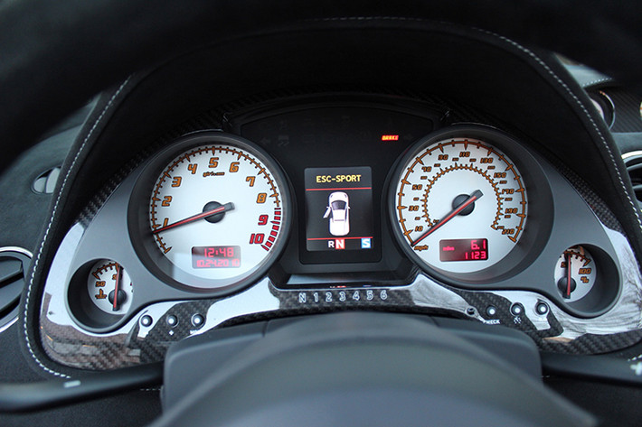 Khoang nội thất của amborghini Gallardo LP570-4 Spyder Performante hàng hiếm, mới về Việt Nam mang đậm dấu ấn thể thao như phần ghế ngồi được bọc da Alcantara đen, ốp cửa, vô-lăng, phanh tay hay ốp bảng đồng hồ,… đều được bọc sợi carbon.