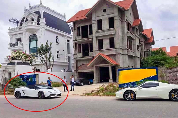 Một đại gia ở Hải Phòng mới đây đã gây bất ngờ khi tậu đến 3 chiếc siêu xe Ferrari 488 GTB màu xám và mui trần Ferrari 458 Spider. Nhưng đáng chú ý nhất chính là hàng cực độc Lamborghini Gallardo LP570-4 Spyder Performante mới chỉ có duy nhất 1 xe tại Việt Nam.
