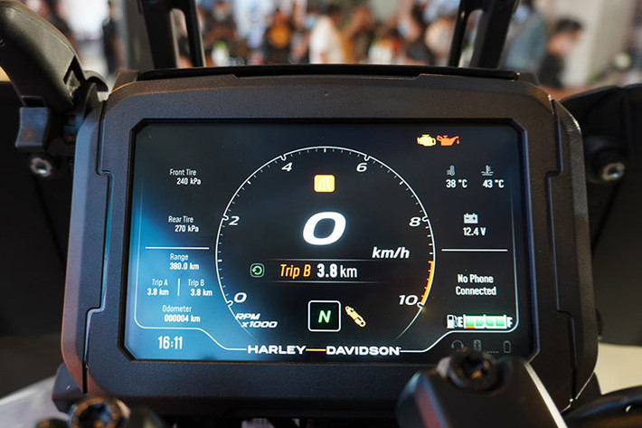 Các thông số của xe được hiển thị một cách rõ ràng trên màn hình màu TFT kích thước 6,8 inch, tích hợp kết nối Bluetooth cho điện thoại thông minh. Bộ màn hình thông minh này còn có hệ thống quản lý tin nhắn, hệ thống định vị. Màn hình có thể tắt khi xe đang di chuyển nhưng người lái có thể bật lên thông qua cụm công tắc.