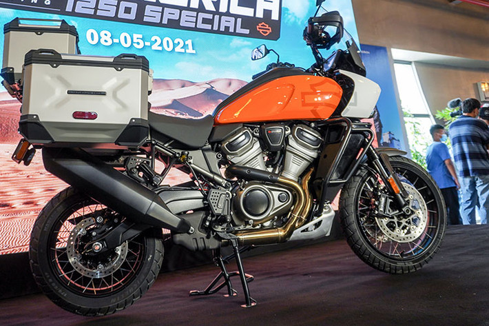 Ngoài ra phiên bản đặc biệt còn được trang bị sẵn cặp vành căm 19/17inch đi kèm với lốp không săm địa hình của Michelin trong khi bản tiêu chuẩn sử dụng vành đúc 5 chấu kép 19/17inch. Hệ thống phanh của Pan America sử dụng của thương hiệu Brembo gồm hai đĩa trước 320mm đi kèm heo 4 piston và đĩa đơn 280mm phía sau kết hợp heo 1 piston.