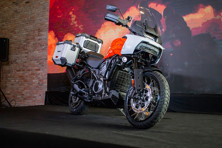 Cung cấp sức mạnh cho Pan America là khối động cơ Revolution Max hoàn toàn mới, có dạng V-Twin 60º DOHC, dung tích 1.250cc, làm mát bằng dung dịch, phun xăng điện tử sản sinh công suất tối đa 150 mã lực tại 8.750 vòng/phút và mô-men xoắn cực đại 127Nm tại 6.750 vòng/phút thông qua hộp số 6 cấp và đi kèm bộ ly hợp chống trượt Assist &amp; Slipper Clutch.