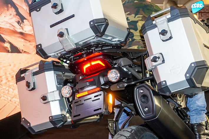 Loạt công nghệ an toàn trên xe sở hữu như Cornering ABS, Traction Control, Cruise Control, và khởi hành ngang dốc (Hill Hold Control). Tất cả công nghệ trên được tích hợp vào 5 chế độ lái có sẵn bao gồm Road, Sport, Rain, Off-Road và Off-Road Plus cho phép quản lý hệ thống lực máy, Engine Brake, phanh ABS và kiểm soát khi vào cua theo nhu cầu của người người lái. Bên cạnh đó, Pan America còn có hệ thống kiểm soát hành trình tự động.