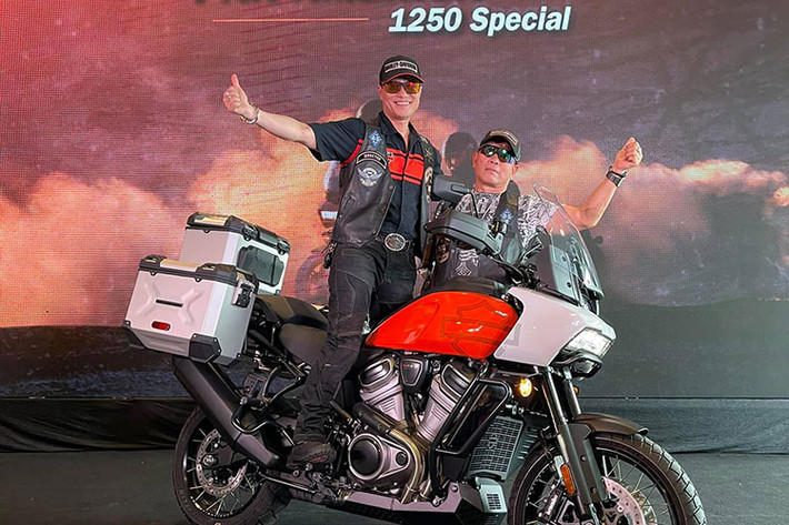 Khối lượng ướt của mẫu adventure Pan America nhà Harley-Davidson là 245 kg cho bản Standard và 258 kg cho bản Special. Bình xăng dung tích 20 lít mang hơi hướng thiết kế theo phong cách cruiser, tuy nhiên hai bên bình xăng được làm lõm xuống giúp người điều khiển có thể kẹp hai chân vào một cách chắc chắn hơn. 