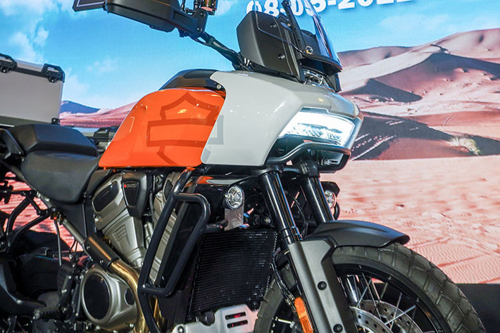 Phía trước đầu xe nếu chỉ nhìn lướt qua, những người yêu thích thương hiệu Harley-Davidson có thể thấy thiết kế này tương tự như "đàn anh" Road Glide đình đám. Ngay bên trên đầu xe là một tấm kính chắn gió được trang bị sẵn có thể tùy chỉnh được chiều cao để phù hợp với tư thế ngồi của người lái.