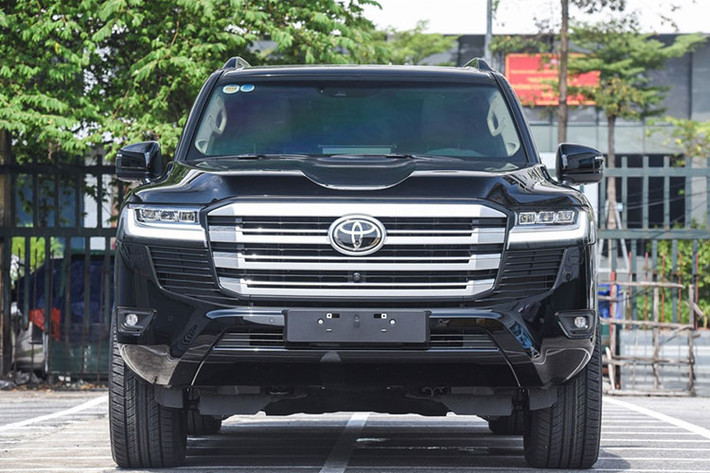 Tiếp đến, xếp hạng thứ 2 trên top 10 mẫu xe ôtô bán chậm nhất Việt Nam tháng 11/2021 thuộc về Toyota Land Cruiser với 6 xe được giao tới tay khách hàng. Land Cruiser có giá tới hon 4 tỷ đồng và đồng thời xe được nhập khẩu nguyên chiếc nên nguồn cung không dư dả. Thực tế, Toyota Land Cruiser vẫn đang gặp hiện tượng “bia kèm lạc” nhưng xe về không nhiều, không đủ để giao khách.