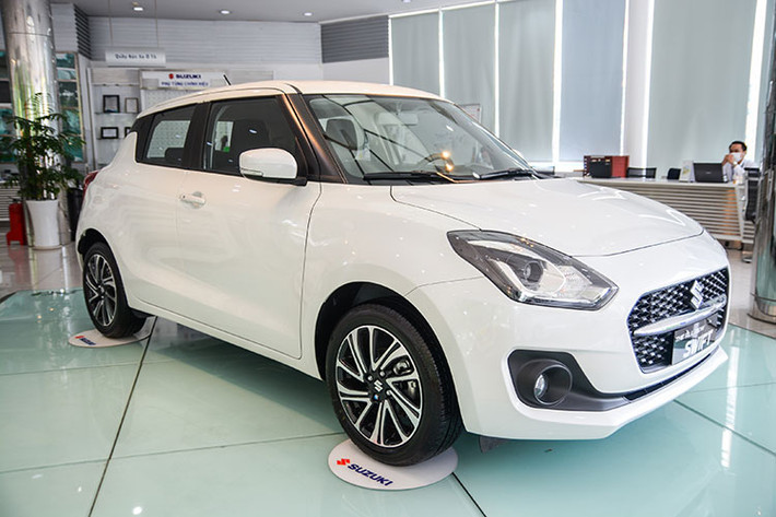 Tiếp đến là mẫu xe Suzuki Swift nằm ở vị trí số 9 với 70 xe được bán ra. Đáng chú ý là mẫu xe này luôn doanh số bán tăng trưởng mạnh trong nhiều tháng kể từ khi ra mắt phiên bản mới hồi giữa năm 2021. Lý do Swift bán bán chậm thời gian này là bởi sự thiếu hụt nguồn cung từ phía nhà máy tại Thái Lan.