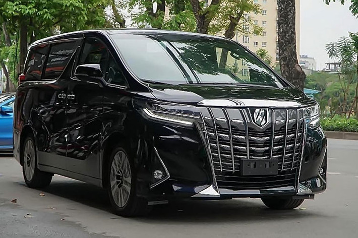 Vị trí số 5 trên bảng xếp hạng 10 mẫu ôtô bán chậm nhất Việt Nam tháng 11/2021 là Toyota Alphard với doanh số đạt 15 xe. Tương tự như Land Cruiser, “chuyên cơ mặt đất” này không phải là sản phẩm dành cho số đông nên sức tiêu thụ thường không cao.