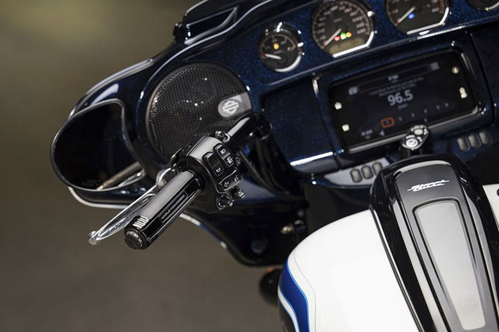 Ra mắt lần đầu vào năm 2006, Street Glide là dòng xe chủ lực của Harley-Davidson và đồng thời là phiên bản bagger hot rod thu nhỏ của dòng Electra Glide/Ultra.