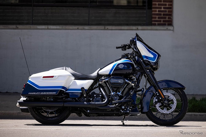 Điểm đặc biệt nhất trên mẫu xe môtô Harley-Davidson Street Glide Special phiên bản mới này có lẽ là màu sơn "băng giá" trên xe được hoàn thiện thủ công đẳng cấp. Màu sơn này được hoàn thiện tại xưởng sơn Arctic Blast từ hãng độ nổi tiếng Gunslinger Custom có trụ sở tại Colorado, Mỹ.