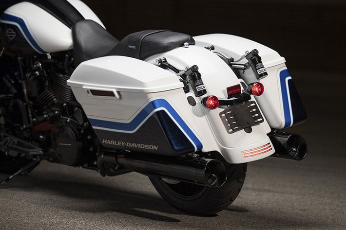 Xe có chiều dài 2.425 mm, chiều dài trục cơ sở 1.625 mm, khoảng sáng gầm 125 mm, chiều cao yên 690 mm và nặng 376 kg. Ngoài màu sắc đặc biệt, Street Glide Special không khác gì so với phiên bản 2021 mới ra mắt.