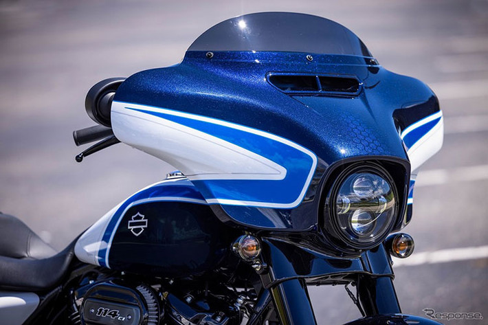 Được biết, toàn bộ màu sơn và họa tiết trên xe được vẽ tay bởi một đội ngũ của những thợ sơn, nhà thiết kế và họa sỹ nổi tiếng nhằm tạo ra một phiên bản đầy đẹp mắt và nổi bật.