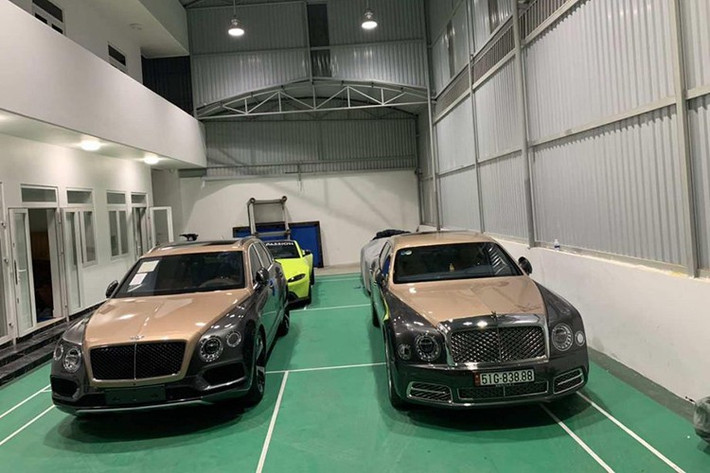 Ngoài việc được trang bị động cơ yếu hơn so với phiên bản W12, Bentley Bentayga V8 còn có một lợi thế khác chính là "giảm cân" 45 kg, xuống mức 2.395 kg. Chưa hết, Bentayga V8 còn là mẫu xe được trang bị đĩa phanh trước lớn nhất thế giới từ trước đến nay với đường kính lên đến 440 mm. Danh hiệu này từng thuộc về siêu SUV Lamborghini Urus với đường kính 439 mm.