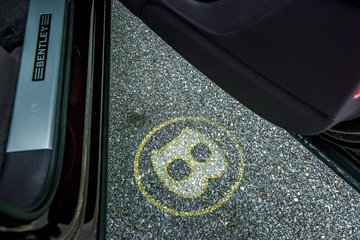 Chiếc SUV siêu sang Bentley Bentayga V8 của doanh nhân quận 12 còn thuộc phiên bản kỷ niệm 100 năm ngày ra đời của hãng xe Anh quốc này. Điều này thể hiện rõ nhất qua việc logo Bentley có thêm đường viền vàng và ký hiệu 1919-2019 như dấu hiệu nhận biết đây là chiếc Bentley Bentayga sản xuất trong năm 2019.