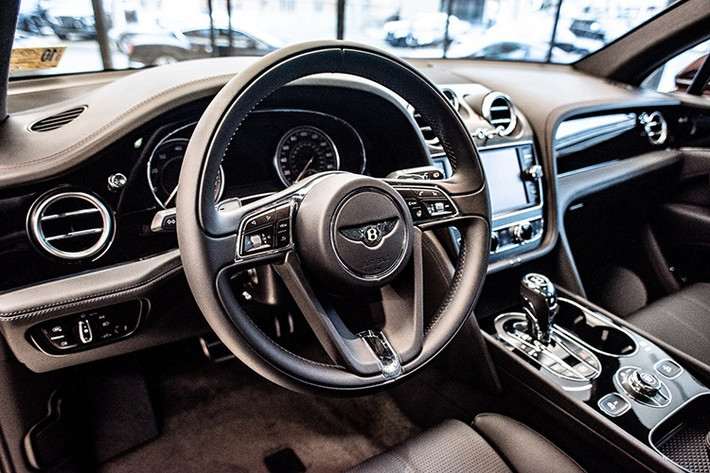 Đây là chiếc Bentley Bentayga V8 đầu tiên có mặt tại Việt Nam. Xe nằm trong dự án kỷ niệm 100 năm của hãng xe siêu sang Bentley nên có bộ áo sơn 2 tông màu do bộ phận cá nhân hoá Mulliner thực hiện. Ngoài ra hệ thống ống xả phía sau xe và nhiều chi tiết cũng được thiết kế khác biệt so với bản thường.