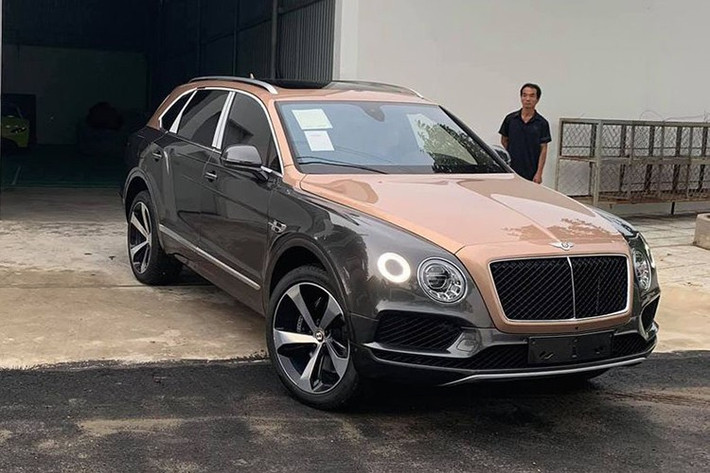 Bentayga V8 được trang bị động cơ xăng V8, tăng áp kép, dung tích 4.0 lít, sẽ sản sinh công suất tối đa 542 mã lực và mô-men xoắn cực đại 770 Nm. Động cơ V8 trên chiếc Bentley Bentayga được lấy từ chiếc SUV hạng sang Porsche Cayenne Turbo thế hệ mới, "trái tim" này khi lắp trên mẫu SUV siêu sang Bentley sẽ cho thời gian tăng tốc từ vị trí xuất phát lên 100 km/h chỉ trong 4,5 giây trước khi đạt vận tốc tối đa 289 km/h.