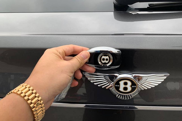Một lợi thế khác của SUV siêu sang Bentley Bentayga khi mang động cơ V8 sẽ được hưởng thuế tốt hơn so với phiên bản W12. Hiện chưa rõ mức giá xe Bentley Bentayga V8 đầu tiên có mặt tại Việt Nam, chỉ biết rằng, Bentley Bentayga W12 chính hãng trước đó được bán với giá từ 20 tỷ đồng.