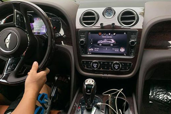 Xe được trang bị gói kỹ thuật dành cho đô thị City Specification với các hệ thống Hỗ trợ đỗ xe, Camera trước với gương chiếu hậu tự động chống chói, hệ thống Nhận biết tín hiệu giao thông, hệ thống Cảnh báo người đi đường và Cảnh báo đỗ xe lùi...