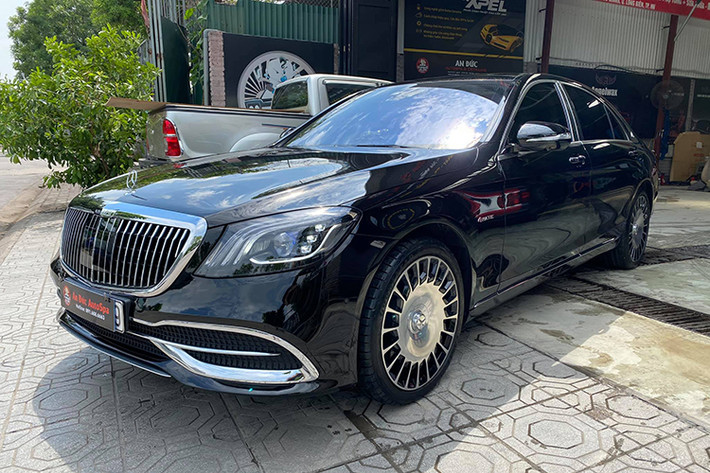 Có vẻ như bộ mâm nguyên bản 18 inch 5 chấu (mã 66R) và ngoại hình của chiếc xe sang Mercedes-Benz S450 trông khá đơn điệu, chính vì vậy nên chủ nhân của chiếc xe trong bài viết này đã quyết định thay thế nó bằng bộ mâm vỏ của siêu sang Mercedes-Maybach S650 có kích thước lên đến 20 inch cùng logo và một số chi tiết...