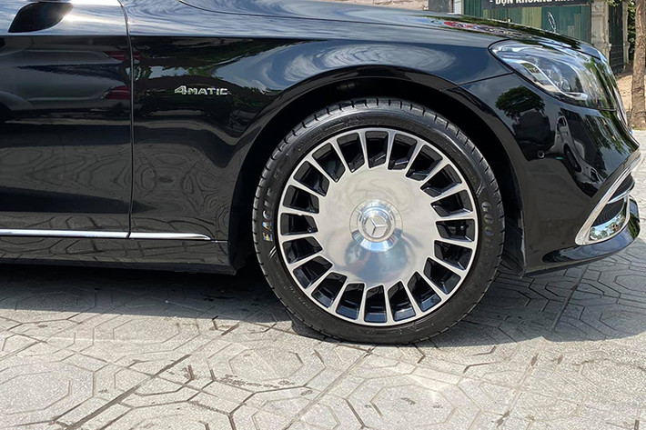 Xe sang Mercedes-Benz S450 là sản phẩm thay thế cho S 400 trước đây, xe được trang bị khối động cơ V6 tăng áp kép kết hợp với hộp số tự động 9 cấp 9G-TRONIC cho công suất tối đa 367 mã lực và mô-men xoắn 500 Nm từ 1.600 vòng/phút, nhờ đó chiếc sedan có khả năng tăng tốc từ 0 đến 100 km/h trong vòng 5,4 giây.