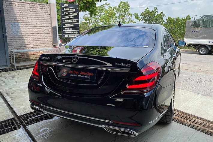 Chiếc xe sang Mercedes-Benz S450 2019 nguyên bản sau khi được lắp bộ mâm kích thước 20 inch mới và các phụ kiện ngoại thất của xe siêu sang Mercedes-Maybach S650, nó đã tăng thêm vẻ sang trọng và lộng lẫy. Nếu xuất hiện khi đang lăn bánh trên đường, nó sẽ hút khách và đặc biệt cũng cá tính hơn.