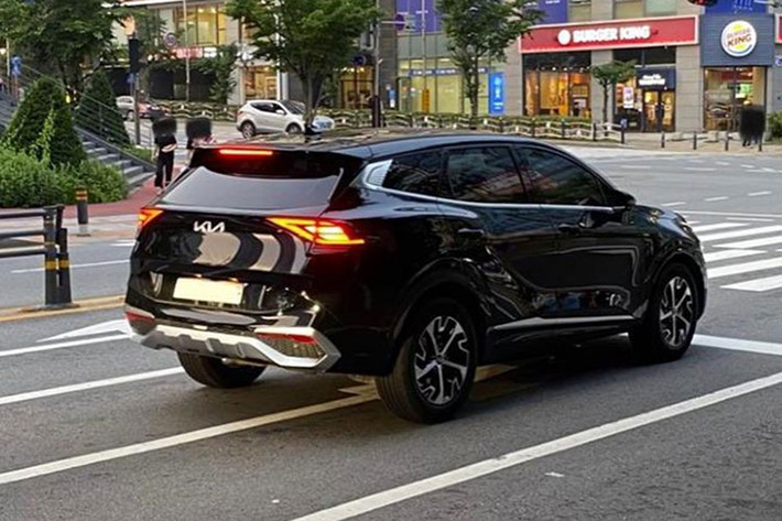 Ở thế hệ thứ 5, Kia Sportage được ứng dụng ngôn ngữ thiết kế "Opposites United" đã từng áp dụng trên "người anh em" Kia EV6 giúp chiếc CUV này trở nên thể thao, nhưng không kém phần sang trọng và hiện đại. Được biết, lưới tản nhiệt mới của Sportage có tên "Digital Tiger Face" (lưới tản nhiệt kỹ thuật số), đây là bước đi dài trong trong thiết kế của hãng xe Hàn Quốc so với trước đây.