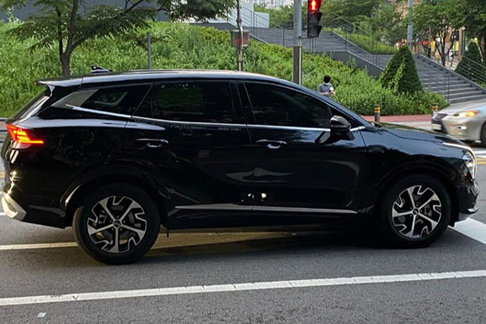 Sau ngày lộ diện không lâu, mẫu xe crossover Kia Sportage 2022 đã bị bắt gặp những hình ảnh thực tế đầu tiên khi đang chạy tại Hàn Quốc với ngoại hình đen gần như toàn bộ giúp xe trở nên "ngầu" và khá bệ vệ. Đặc biệt, với lớp sơn đen, những chi tiết mạ crom trải dài ngoại hình của Kia Sportage cũng trở nên nổi bật và thu hút người nhìn hơn.