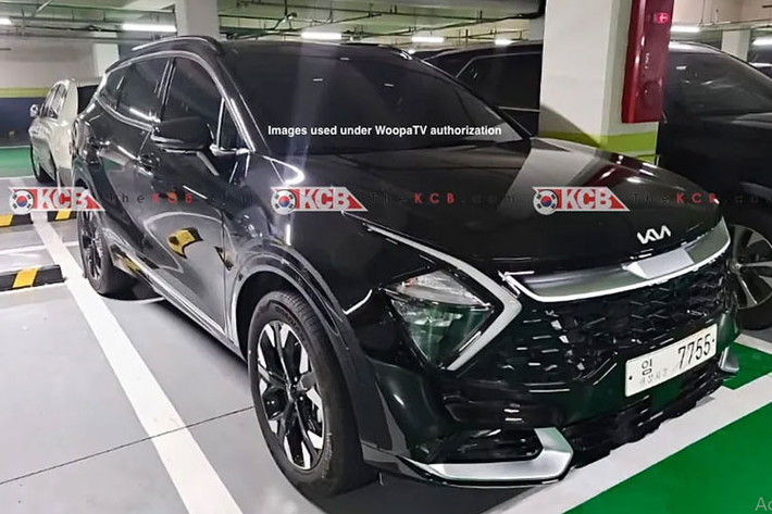 Một thông tin thú vị mà giới săn ảnh đã phát hiện khi Kia thử nghiệm các biến thể plug-in hybrid tại Đức thời gian gần đây dự tính sẽ dành cho mẫu xe này. Mức giá xe Kia Sportage 2022 hiện vẫn còn là ấn số, người dùng phải chờ đến khoảng cuối năm nay mới được công bố chính thức.
