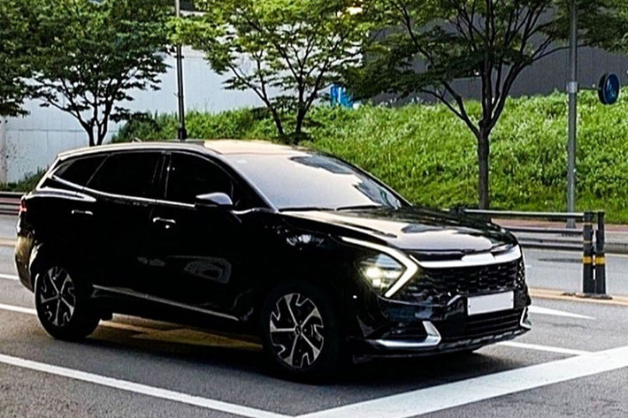 Kia Sportage 2022 mới là chiếc Crossover (CUV) đến từ thương hiệu Hàn Quốc với nhiều cải tiến, xóa bỏ hình ảnh nhạt của của "người tiền nhiệm". Mẫu xe này đã được chính thức "vén màn" lộ diện nôi, ngoại thất và dự kiến chính thức ra mắt thị trường quốc tế vào cuối năm nay.
