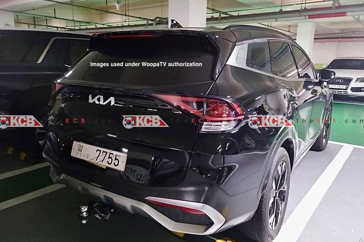 Hiện tại, những thông số kỹ thuật chi tiết về Kia Sportage 2022 vẫn là một ẩn số và người dùng sẽ phải chờ đợi ít nhất đến cuối năm nay. Theo dự đoán, có thể Kia Sportage 2022 sẽ dùng chung động cơ với Hyundai Tucson All New đang bán tại Mỹ với 2 tùy chọn, gồm máy xăng I4 2.5L, động cơ hybrid tăng áp 1.6L.