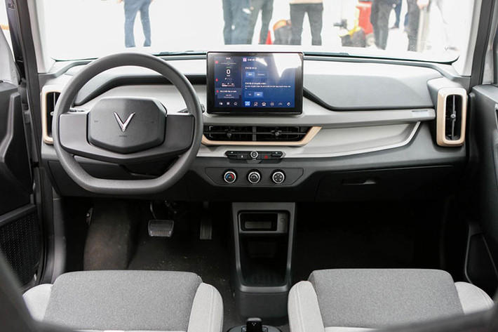 Về ngoại hình, xe mini điện Vinfast VF3 sở hữu kiểu dáng: 2 cửa, 4 chỗ ngồi, thiết kế vuông vức phong cách SUV mini. Trang bị nổi bật: Màn hình trung tâm 10 inch, hệ thống điều hòa, cửa sổ trời (tùy phiên bản), kết nối Apple CarPlay/Android Auto…