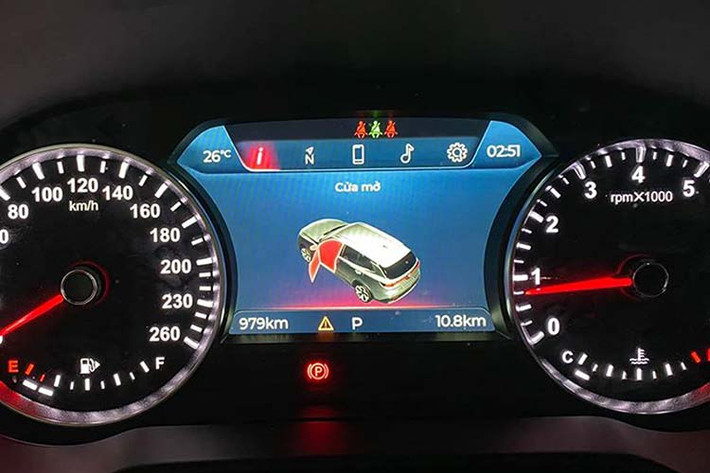 Về an toàn, Vinfast Lux SA 2.0 mới được trang bị 06 túi khí, loạt phanh (ABS/EBD/BA), cân bằng điện tử (ESC), chống trượt (TCS), khởi hành ngang dốc (HSA), hỗ trợ xuống dốc (HDC), chống lật (ROM), đèn báo phanh khẩn cấp (ESS).