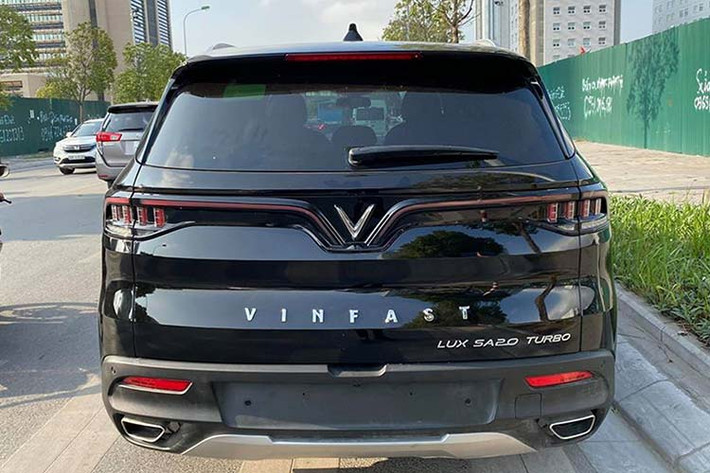 Xe cũng sở hữu dải đèn LED định vị kéo dài xuống lưới tản nhiệt mang phong cách hiện đại, kết hợp với chi tiết crôm bóng bên phải của logo tạo nên chữ "F", ký tự thứ hai trong cái tên của thương hiệu xe Việt. Kích thước của xe (DxRxC) lần lượt: 4.940 x 1.960 x 1.773mm đi cùng với chiều dài cơ sở 2.933mm.