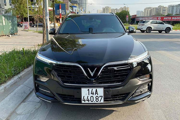 Về ngoại hình, chiếc xe này gần như mới nguyên - xe được thiết kế bởi studio nổi tiếng Pininfarina. Thiết kế VinFast LUX SA2.0 mang ngoại hình ấn tượng, đặc biệt là phần đầu xe mang đậm dấu ấn thương hiệu VinFast với lưới tản nhiệt thiết kế lớn, logo chữ "V" của VinFast nổi bật ở chính giữa.