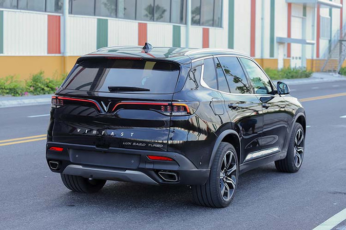 Sức mạnh được truyền tới bánh thông qua hộp số tự động ZF 8 cấp. Ngoài ra, mẫu xe Vinfast Lux SA 2.0 mới này còn có hệ dẫn động cầu sau ở bản tiêu chuẩn hoặc 4 bánh ở bản cao cấp.