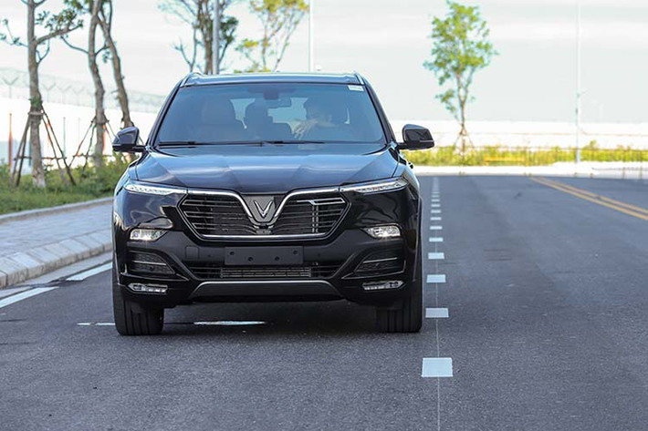 Với số tiền 1,5 tỷ đồng để mua chiếc xe Vinfast Lux SA 2.0 phiên bản cao cấp "siêu lướt" này, người dùng vẫn khá dư dả để có thể lựa chọn “đập hộp” các mẫu SUV 7 chỗ cỡ trung như Toyota Fortuner hay Ford Everest... Tuy nhiên, với Vinfast Lux SA 2.0 có thể thấy nó có thiết kế cao cấp và nhiều tính năng hiện đại hơn đáng để cân nhắc.