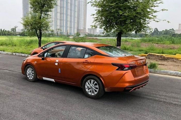 Cải tiến đáng chú ý ở bên sườn xe là gương chiếu hậu hạ thấp tạo góc chữ A thoáng đáng, bộ mâm xe mới 16 inch lớn nhất phân khúc và những đường gân nổi chạy dọc thân xe Almera. Phần đuôi, Nissan Almera 2021 đã nhấn mạnh yếu tố thể thao khi trang bị cánh gió ở phiên bản cao cấp, cản sau với những đường chia gió và phần nhựa giả carbon mới lạ.