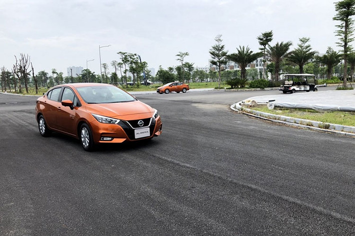 Mặc dù Nissan Việt Nam chưa có thông tin chính thức gì về Almera 2021 mới, nhưng nhiều người tiêu dùng Việt mong chờ vì xe đã có nhiều nâng cấp ấn tượng từ ngoại thất cho đến trang bị cùng truyền thống giá "mềm". Về diện mạo, đầu xe nổi bật với lưới tản nhiệt V-Motion đặc trưng, cùng nhiều đường nét khỏe khoắn, trẻ trung, đèn pha mỏng dẹt có công nghệ LED và dải đèn ngày LED hiện đại.
