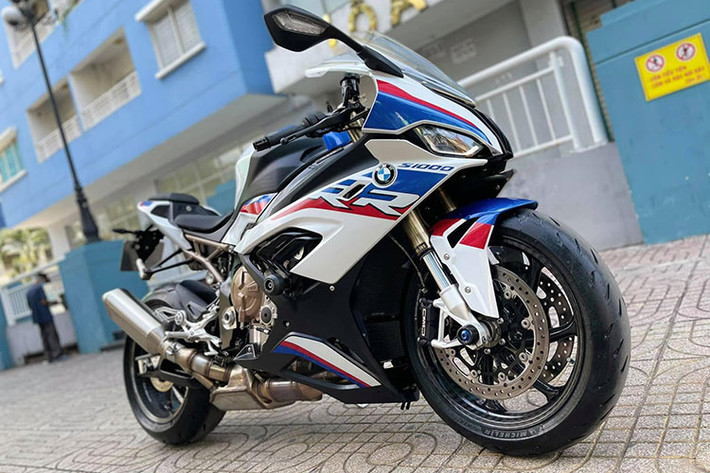 BMW S1000RR hoàn toàn mới được giới thiệu lần đầu tiên tại triển lãm EICMA 2018 Milan, Ý với nhiều nâng cấp từ thiết kế đến công nghệ hỗ vận hành. Chính thức xuất hiện tại thị trường Việt nam vào cuối năm 2019 vừa qua, BMW S1000RR 2020 mới được phân phối chính hãng với hai phiên bản là S1000RR Race và S1000RR M Performance.