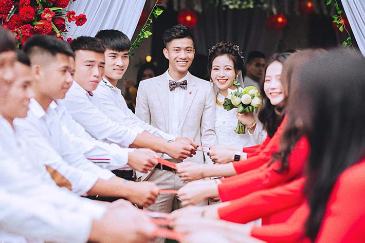 Tiền vệ đội tuyển bóng đá Việt Nam - Phan Văn Đức tổ chức đám cưới với bạn gái Võ Nhật Linh ở quê nhà Nghệ An. Tuyển thủ Việt Nam diện vest bảnh bao, ngồi trên chiếc xe sang Mercedes-Benz E350 AMG màu trắng đến nhà gái tại huyện Nghi Lộc để rước dâu.