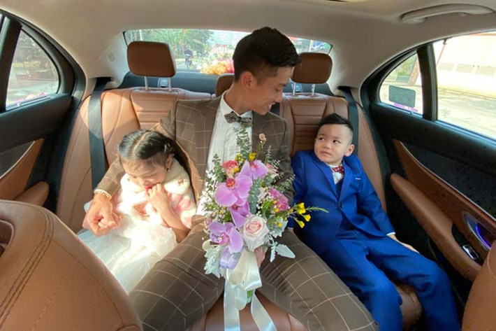 Không gian nội thất của E350 AMG được làm chủ yếu từ da Nappa cao cấp và ốp sợi kim loại thể thao với tông màu do khách hàng tuỳ chọn. Ngoài ra, sự tiện nghi và sang trọng, E350 AMG cũng không thiếu đi những tính năng hiện đại phục vụ hành khách giống như những "người anh em" E-Class khác.