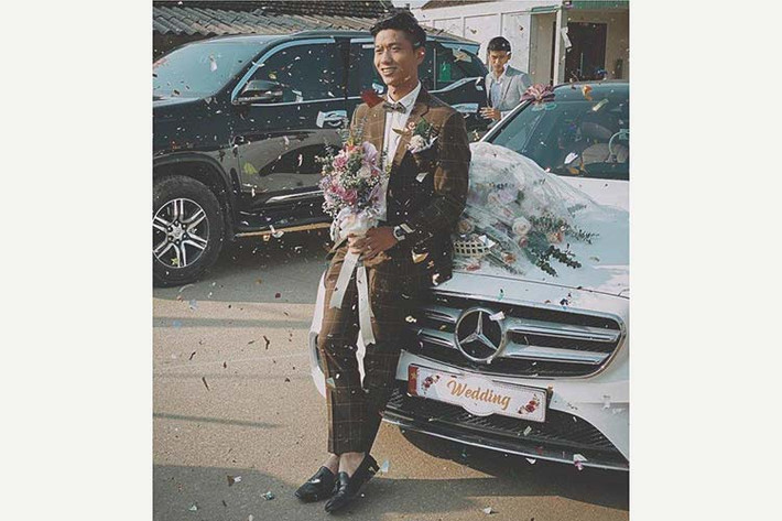 Tại đám cưới của cặp đôi chú rể Văn Đức và cô dâu Nhật Linh còn có sự góp mặt của các cầu thủ CLB Sông Lam Nghệ An, cựu danh thủ Phạm Văn Quyến và một số gương mặt showbiz Việt như diễn viên Đỗ Duy Nam, Mạnh Dũng..., chiếc Mercedes-Benz E350 AMG tiền tỷ trắng muốt cũng khiến không ít người hâm mộ chú ý vì ngoại thất sang chảnh.