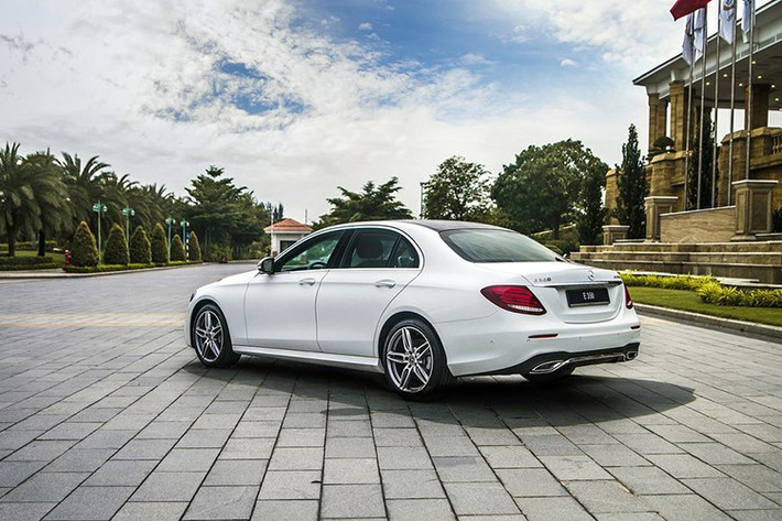 Máy phát 48V kết nối trực tiếp với động cơ thông qua dây đai truyền động, còn bộ pin 48V đặt phía sau và cấp điện cho các tiện ích sử dụng điện 12V trên xe thông qua bộ chuyển đổi nguồn điện. Khi xe cần tăng tốc, máy phát sẽ bổ trợ thêm sức mạnh 13,5 mã lực và sức kéo 150 Nm trong khoảng thời gian nhất định, giúp động cơ xăng loại bỏ độ trễ và nhanh chóng đạt đến vòng tua máy lý tưởng mỗi khi sang số.