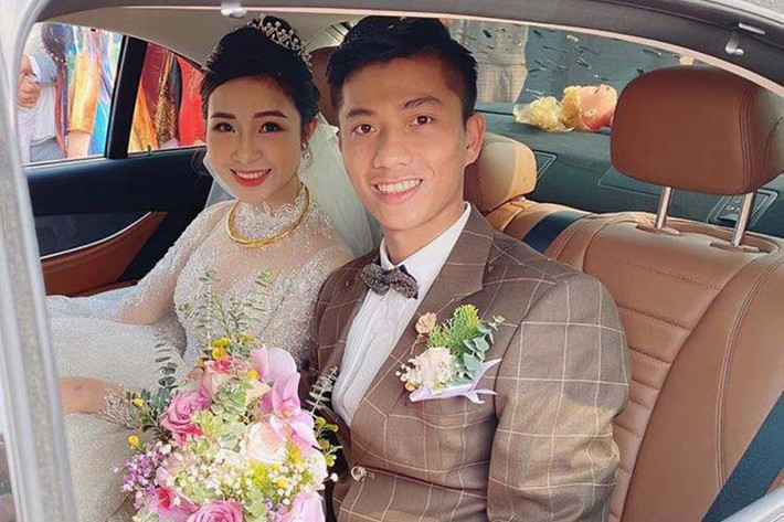 Chiếc sedan hạng sang Mercedes-Benz E350 AMG rước dâu tại đám cưới Tiền vệ Phan Văn Đức là phiên bản nâng cấp giữa vòng đời của mẫu xe E300 AMG. Các chi tiết ngoại thất của xe đi kèm với gói trang bị AMG Line. Đèn pha LED Multibeam Adaptive Highbeam Assist Plus... Xe được trang bị bộ mâm 5 chấu kép 19 inch tương tự như "người tiền nhiệm".