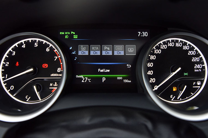 Ngoài hệ thống điều hoà tự động 3 vùng độc lập, xe còn được trang bị sưởi kính trước và sau. Toàn bộ các bản trang bị của Toyota Camry 2019 đều có 7 túi khí trong khi bản cao cấp có 9 túi khí. Các trang bị an toàn khác của xe còn có hệ thống cân bằng điện tử, kiểm soát lực bám đường, chống bó cứng phanh ABS, phân bổ lực phanh điện tử, cảnh báo phương tiện...